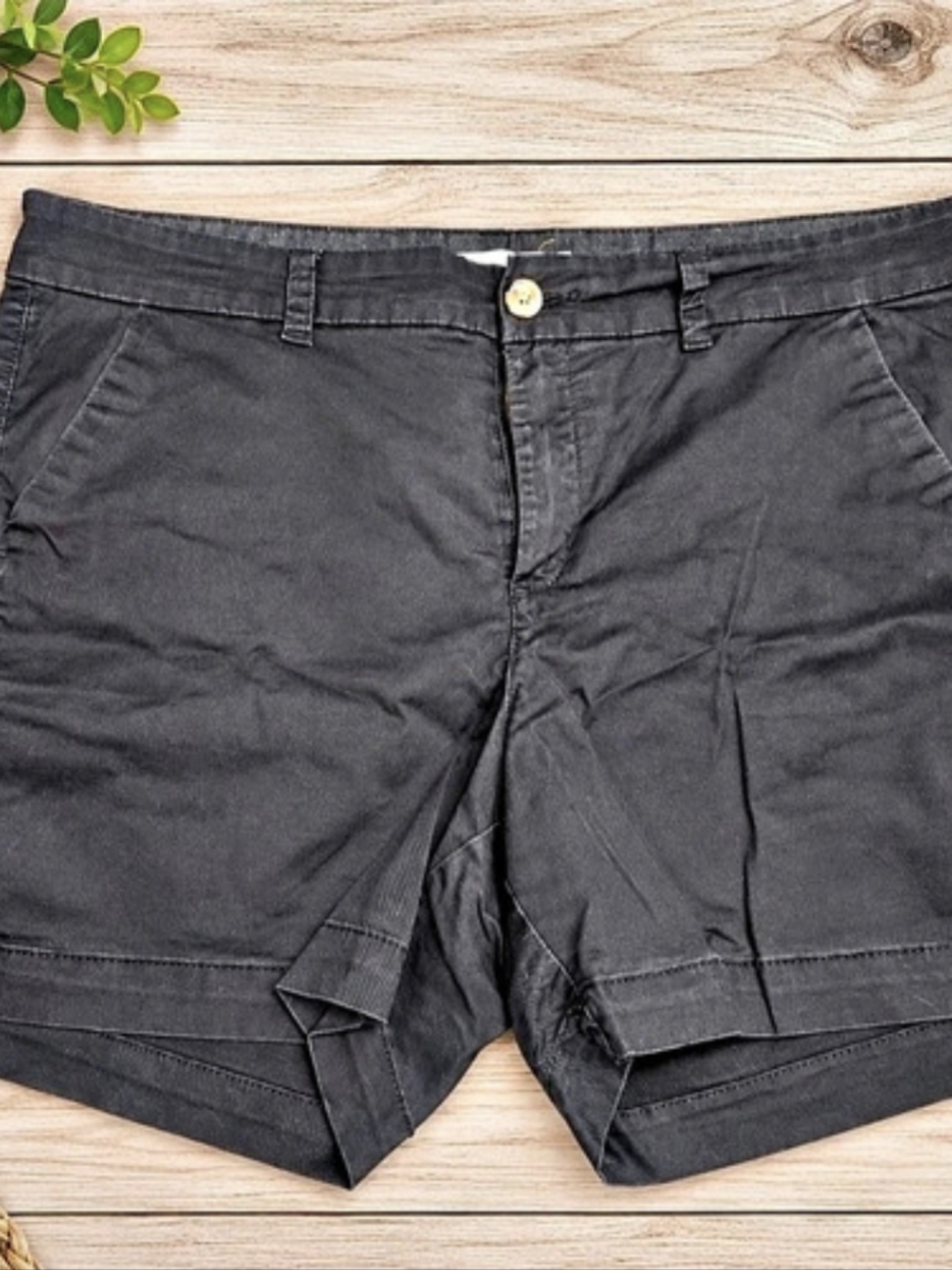 Old Navy Everyday Short Mid-Rise Flat Front Shorts in Gray